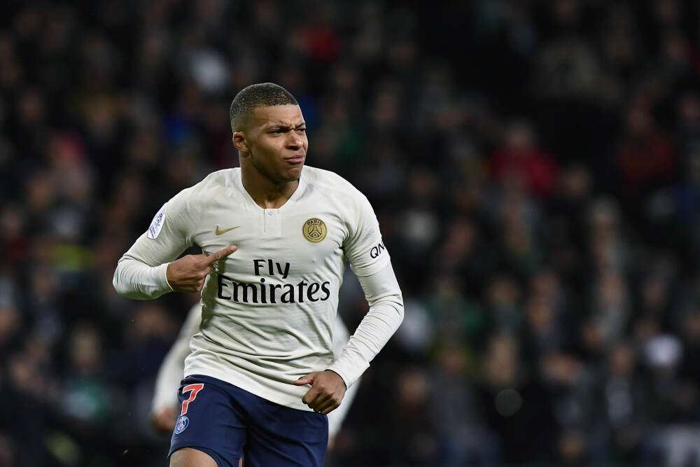 尴尬了！太阳报：沃克出去吃饭偶遇前情妇，被妻子的朋友目击